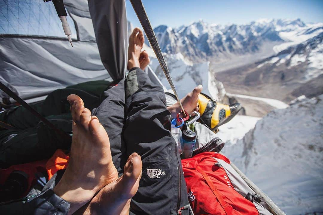 ジミー・チンさんのインスタグラム写真 - (ジミー・チンInstagram)「Room with a view. High camp on Meru / The Shark’s Fin / Garwhal, Himalaya. @renan_ozturk @conrad_anker @thenorthface」8月26日 2時47分 - jimmychin