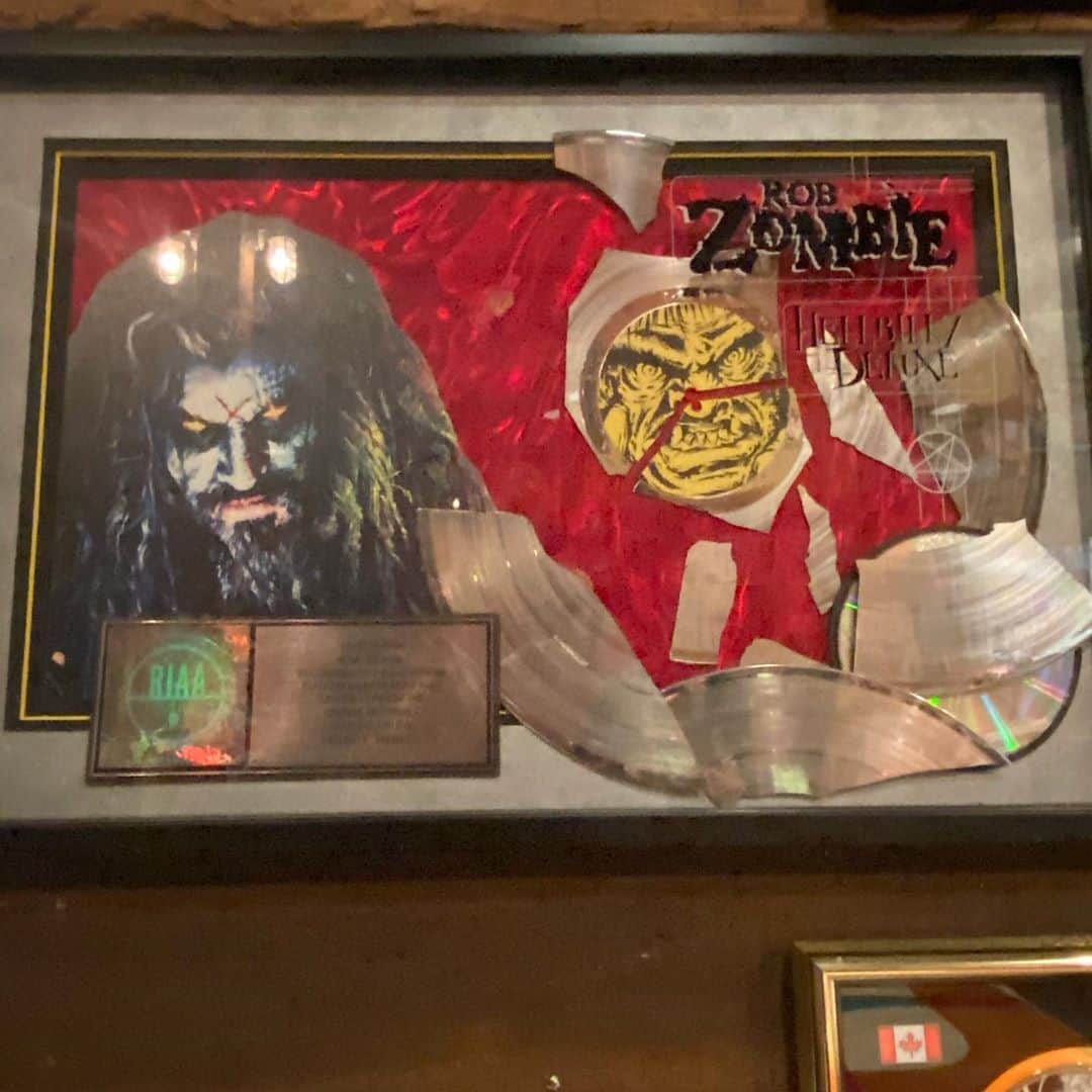 ロブ・ゾンビのインスタグラム：「Damn it’s been 22 years since I released my first solo record Hellbilly Deluxe. I had no idea if this crazy idea would work, but I had to do it. I would rather be happy in a smaller band than unhappy in a big one. Breaking out on your own after being in a successful band is usually the kiss of death. But it all turned out just fine. The record quickly went platinum.. then double platinum and finally triple platinum. Thanks to you all for making it happen. 👍🏼 FYI the platinum disc smashed on purpose. I guess the label thought it looked cool. #Hellbillydeluxe #robzombie #22yearsago」