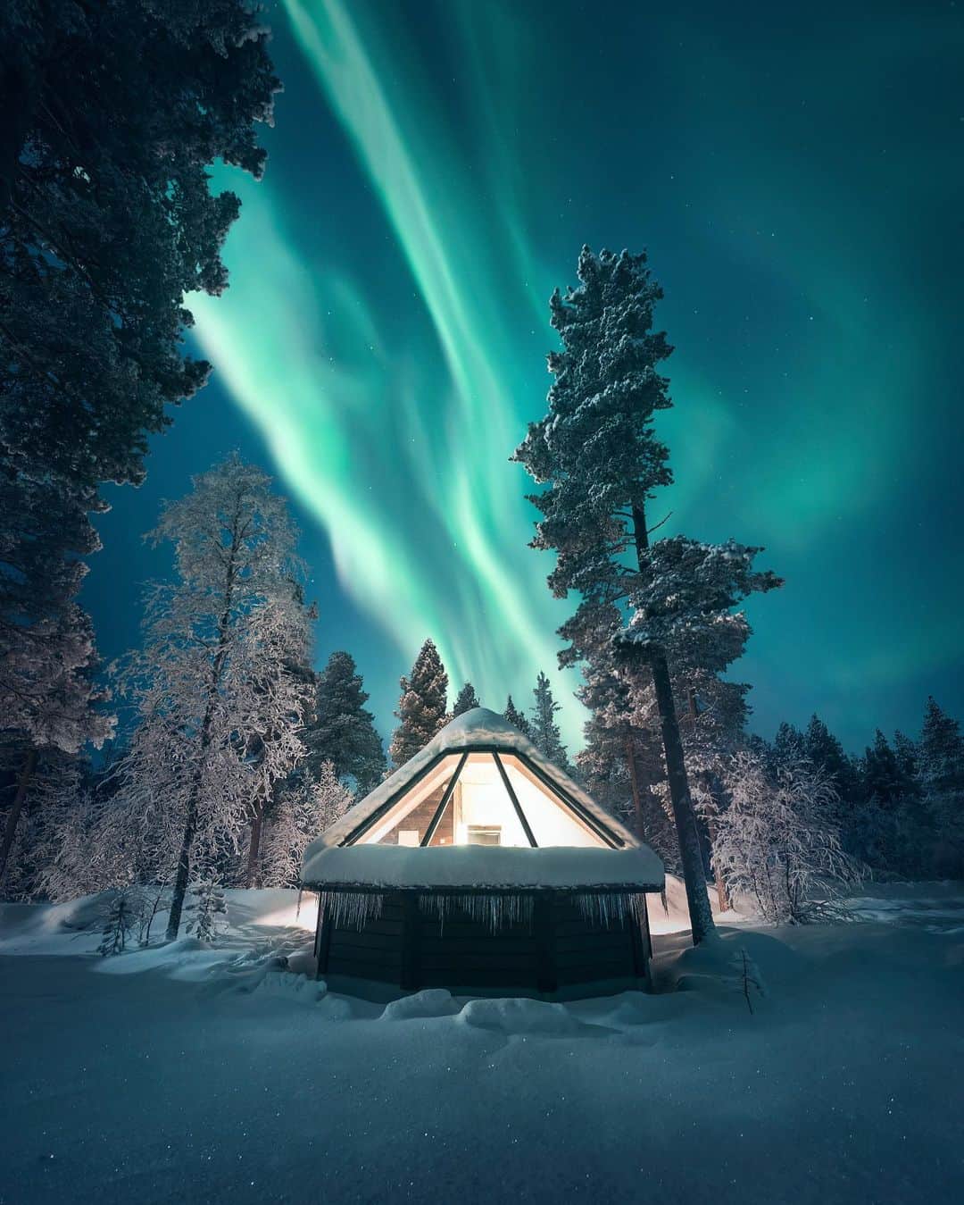のインスタグラム：「Kaupallisessa yhteistyössä ihastuttavan @auroravillage_ivalo’n kanssa - sisältää ihan mielettömän 50%(!) alennuksen teille💙✨❄️  Aurora Villagen sydämelliset omistajat Suvi ja Juha kutsuivat viime talvena meidät Tommin kanssa nauttimaan Lapin lumosta.✨💫🙏🏼 Meillä kävi ihan mieletön tuuri ja revontulet näyttivät *ihan oikeesti* yhtä maagiselta kuin kuvassa!! Ikinä ennen en ollut nähnyt vastaavaa.😵✨ . Lasikattoiglun 10+ unien (mitä nyt malttoi noilla näkymillä nukkua!) päälle päivät täyttyivät aktiviteeteista Ivalon luonnon keskellä fatbike- ja hiihtoretkistä lumikenkäilyyn ja kelkkasafareihin. Päälle vielä dinnerit takkatulen ääressä, iltasaunat ja avannot, niin ei ehkä erikseen tarvitse mainita missä sfääreissä rentoutumislevelelit huitelivat.🙏🏼💙 . Suviin ja Juhaan tutustuttuani, haluaisin niin kannustaa ihmisiä tukemaan suomalaisia matkailualan yrittäjiä tulevan erityistalven aikana, kun ulkomaan turistit eivät pääse heidän palveluitaan normaaliin tapaan käyttämään.💙 . . Aurora Villagessa on nyt VAIN TÄMÄN VIIKON ihan mieletön -50% alennuskampanja: Koodilla LAURA20 saat -50% alennusta koko syys-talvikauden 2020-2021 varauksista, kun majoitut vähintään 2 yötä. Tarjous voimassa VAIN TÄMÄN VIIKON 24.-30.8, joten toimi nopeasti jos täydellinen rentoutuminen Ivalon luonnossa ihan mielettömissä puitteissa kiinnostaa! Voidaan Tommin kanssa suositella täydestä sydämestämme.🙏🏼💙❄️ . . Laittelen vielä lisää materiaalia mun stooreihin, miten kauniilta Aurora Villagessa oikein näytti.❄️✨ Majoitus saatu yhteistyössä. . . . . #kaupallinenyhteistyö #auroravillageivalo #lappi #lapland #suomi #finland #visitlapland #visitfinland #laplandfinland #ourlapland #ourfinland #northernlights #auroraborealis #auroraboreal #aurora #supportlocal #igloo #igloohotel #vacation #holidayseason #snow #reindeer #santaclaus #winter」