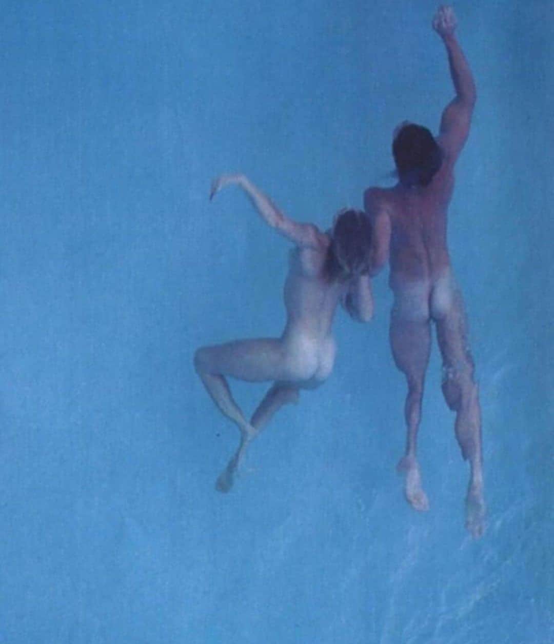 フラヴィア・ルチーニのインスタグラム：「Me & Leo in Puglia 😂 #inspiration 🐬🐠 #nudist」