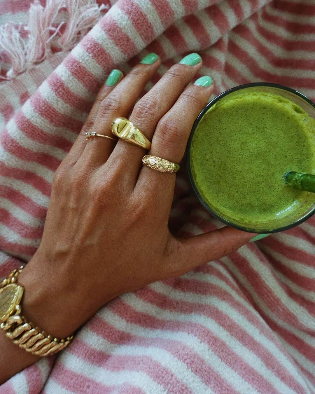 ジュリー・サリニャーナさんのインスタグラム写真 - (ジュリー・サリニャーナInstagram)「Drink your veggies & fruits. 🥬🍊🍌 (obsessed with this juice; spinach, tangerines, banana and a bunch of ice all blended)」8月26日 2時56分 - sincerelyjules