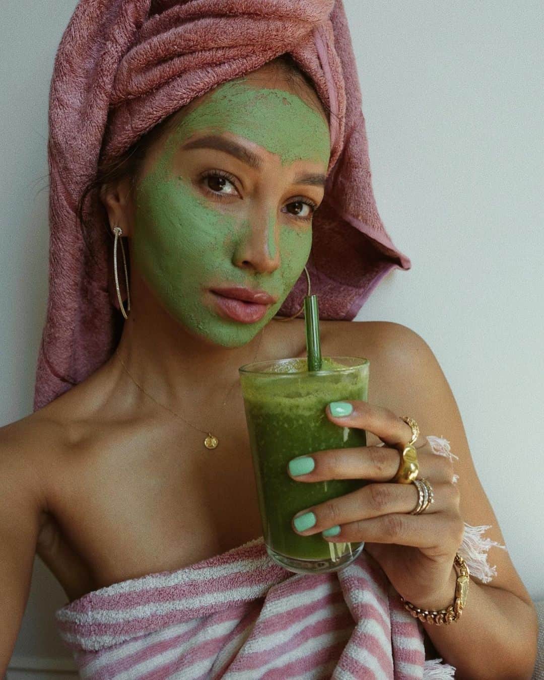 ジュリー・サリニャーナのインスタグラム：「Drink your veggies & fruits. 🥬🍊🍌 (obsessed with this juice; spinach, tangerines, banana and a bunch of ice all blended)」