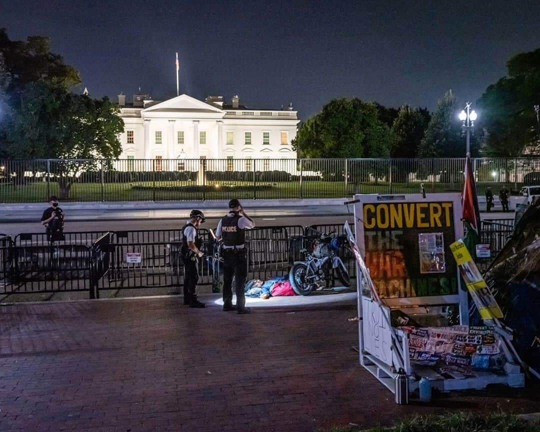 National Geographic Creativeさんのインスタグラム写真 - (National Geographic CreativeInstagram)「Photo by Kris Graves @themaniwasnt  Midnight last night in Lafayette Square, in front of the White House in Washington D.C. as the Republican National Convention started in Charlotte, North Carolina. A few minutes after this image was made we heard a crowd of protestors belting "No Justice No Peace" as the park was swarmed with activists in response to the recent police-involved shooting in Wisconsin. To view more of my work, please follow me @themaniwasnt and @kgpnyc」8月26日 2時56分 - natgeointhefield
