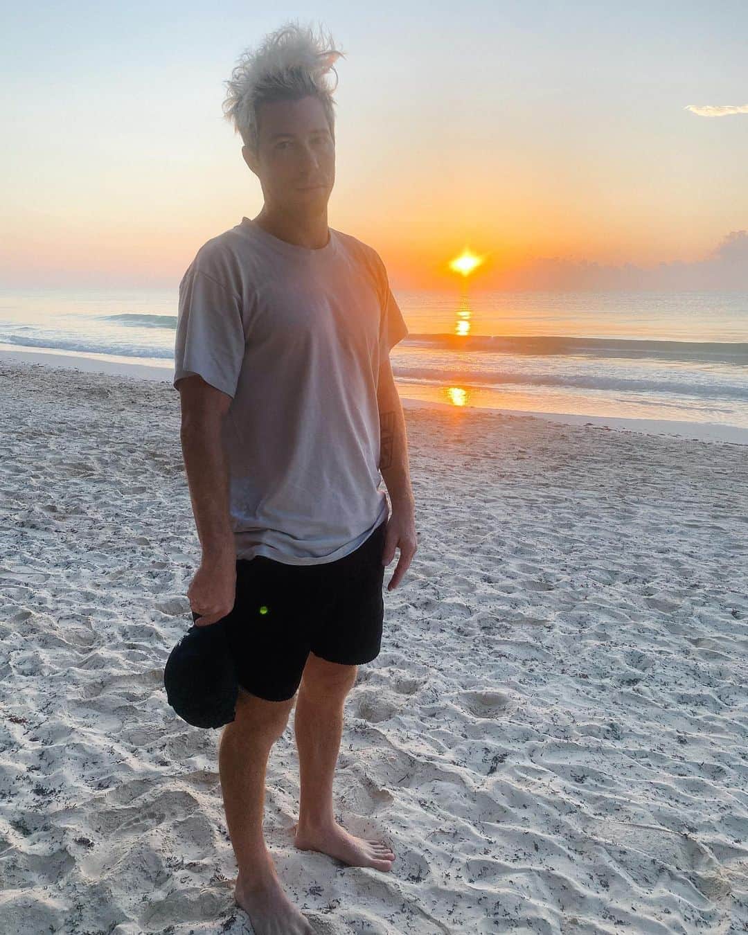 ショーン・ホワイトのインスタグラム：「Wake up at 5:30 for sunrise... they said. It’s going to be amazing... they said. You’re going to love it... they said.」