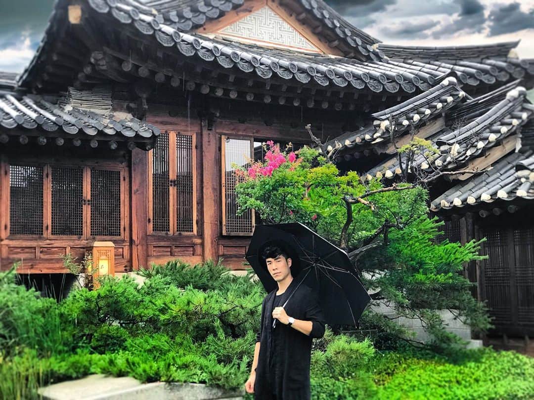 のインスタグラム：「Klaus sun, Ben rising, Vanya moon ☂️ (mask removal permitted for photos)」