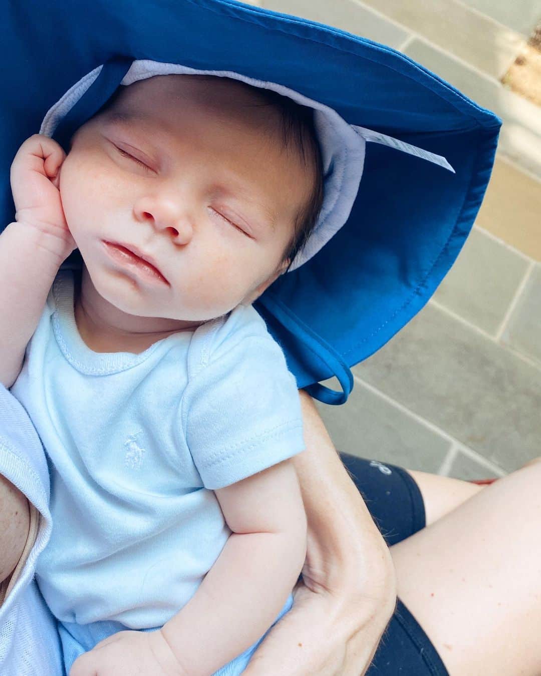 ヒラリー・ローダのインスタグラム：「never too early to teach the kid good sun protection habits 😉☀️」