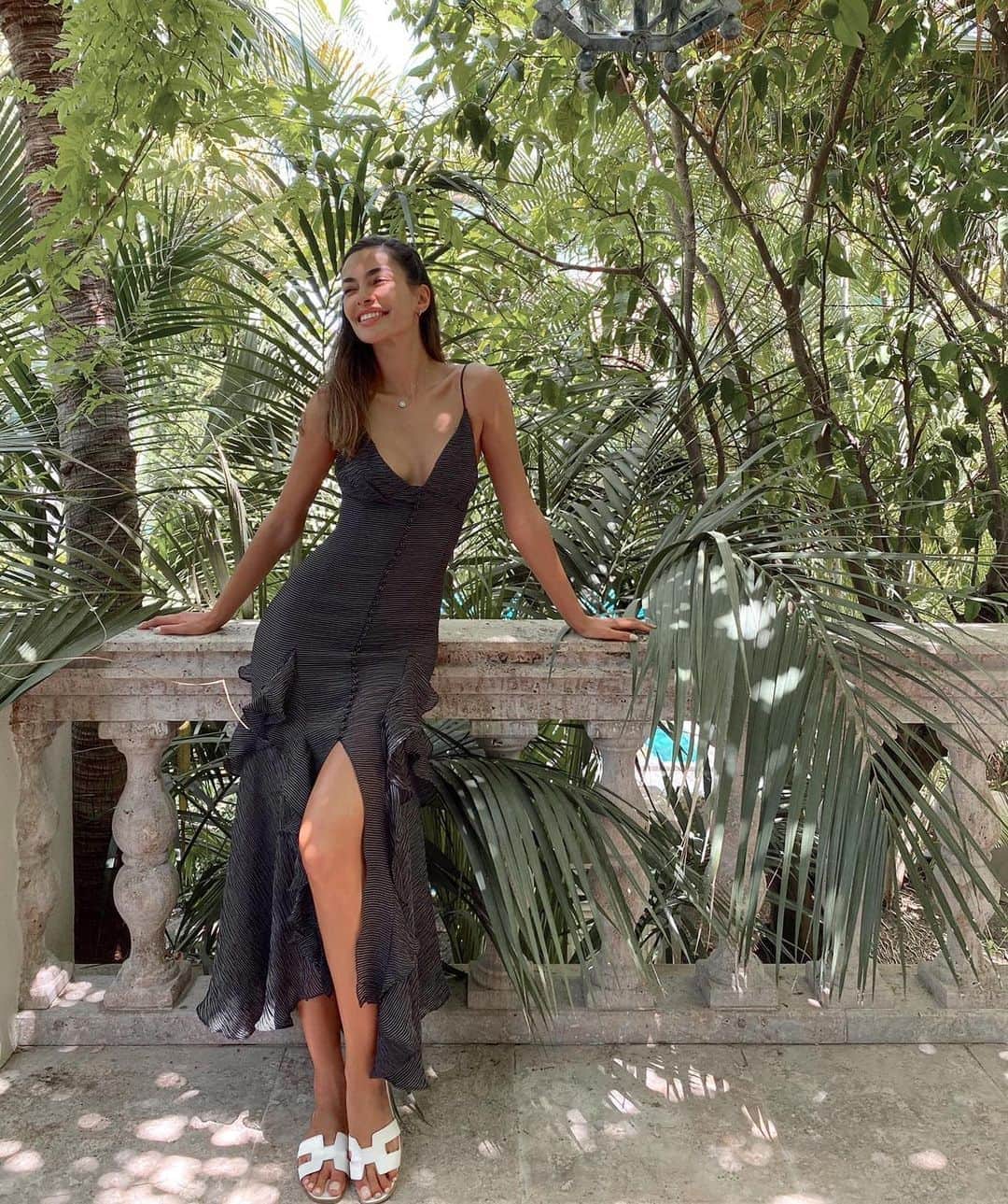 ジョアナ・サンスのインスタグラム：「Descubridora de lugares 🦚 #summerdays #vacay」