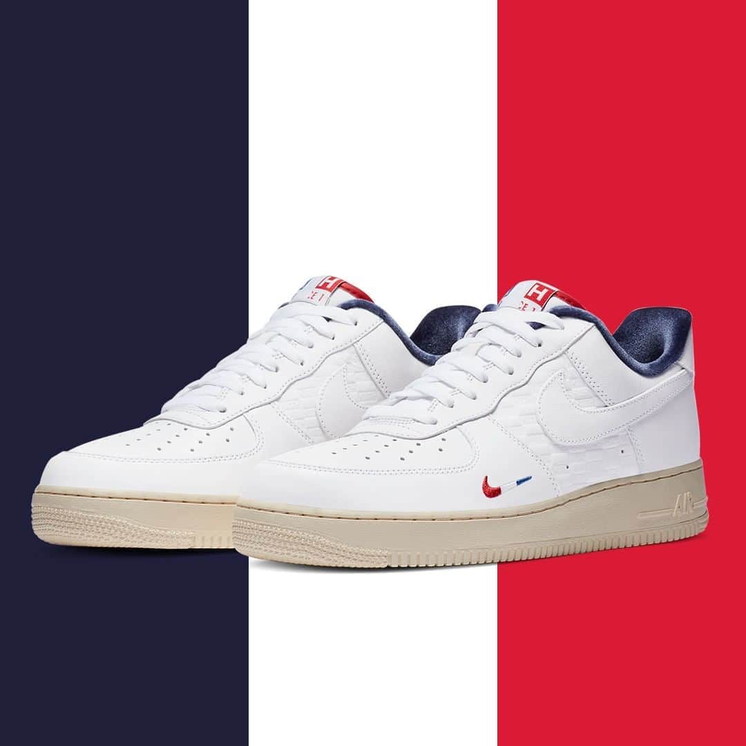 Sneaker Newsさんのインスタグラム写真 - (Sneaker NewsInstagram)「Is KITH headed to Paris? Images of a France-themed Nike Air Force 1 Low have surfaced, featuring the tri-colore applied on the tongue label and the miniature Swoosh at the fore-foot. For a closer look, tap the link in our bio.」8月26日 3時30分 - sneakernews