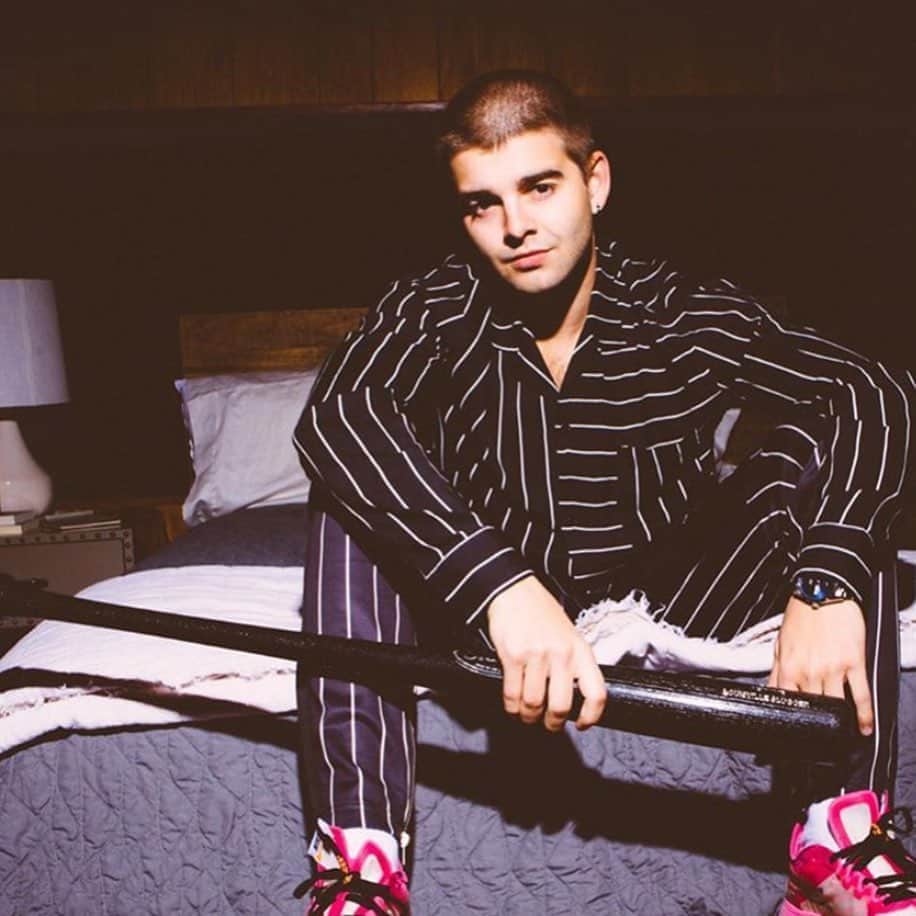 ジャック・グリフォーのインスタグラム：「Going on ig live with @younghollywood at 2:30 pt. I won’t have a bat tho. Pajamas, maybe.」