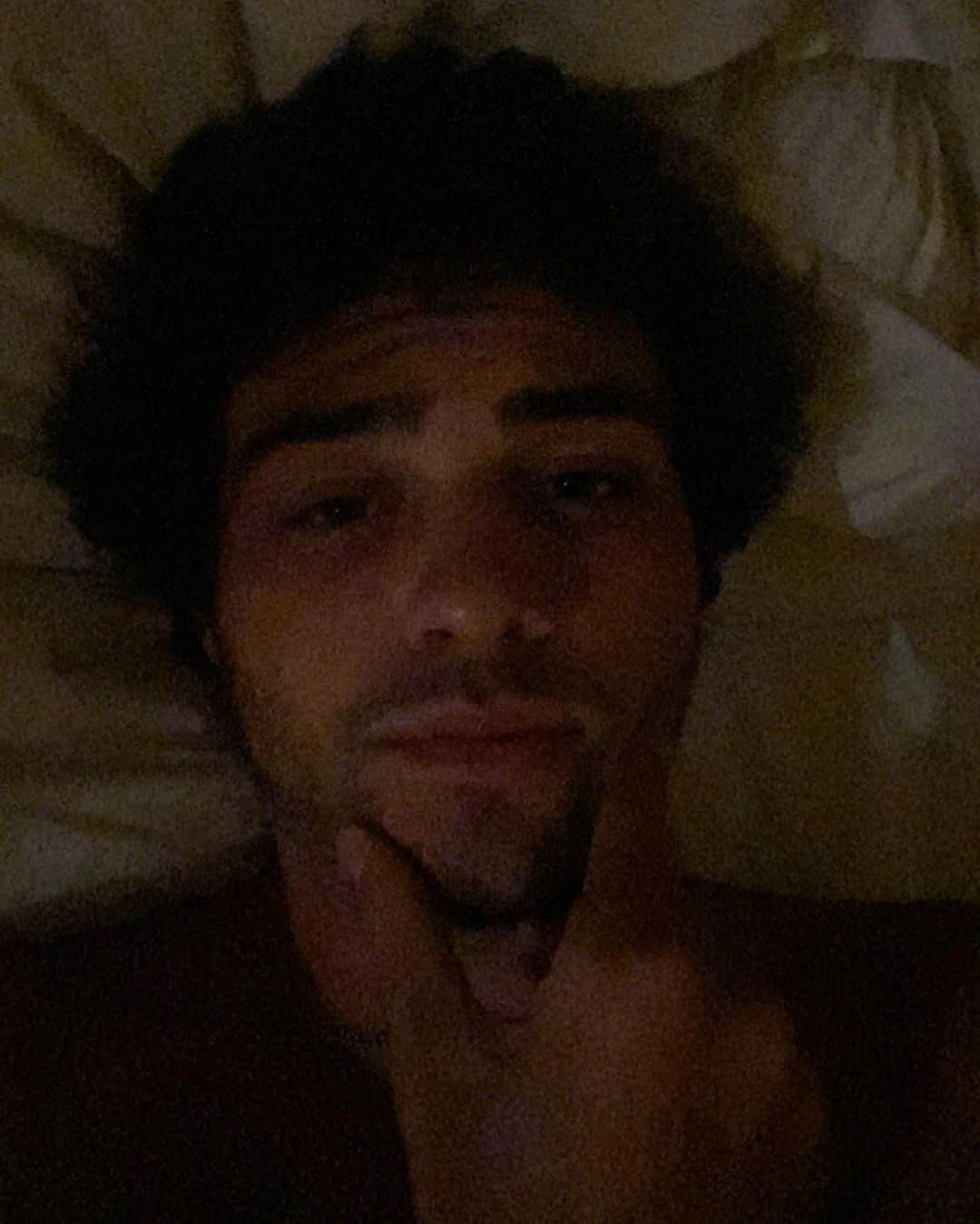 ノア・センティネオのインスタグラム：「He was still too young to know that the heart’s memory eliminates the bad and magnifies the good  - Gabriel G. Márquez」