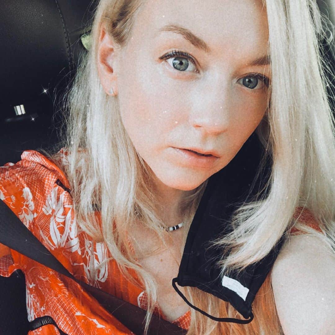 エミリー・キニーさんのインスタグラム写真 - (エミリー・キニーInstagram)「Car selfie coffee run. 🙃 Listening to the new Cold War Kids album, New Age Norms 2, on repeat, hbu?」8月26日 3時42分 - emmykinney