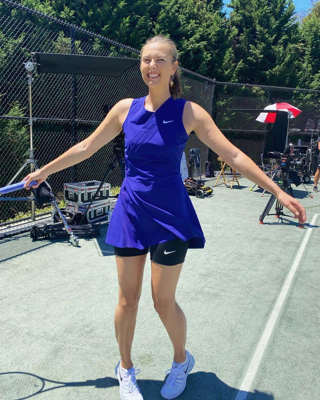マリア・シャラポワのインスタグラム：「Something brewing + launching on September 1st. Few emoji hints— 📽,📱,🎾. In the meantime, a sneak peak into my summer collection for @nikecourt.」