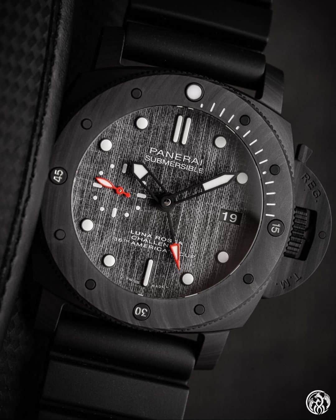 パネライのインスタグラム：「Yup close and personal with the #Panerai #PAM1039 Submersible Luna Rossa featuring a dial made of competition sail cloth from the yacht. Picture by my good friend @watch_gk #paneraicentral」