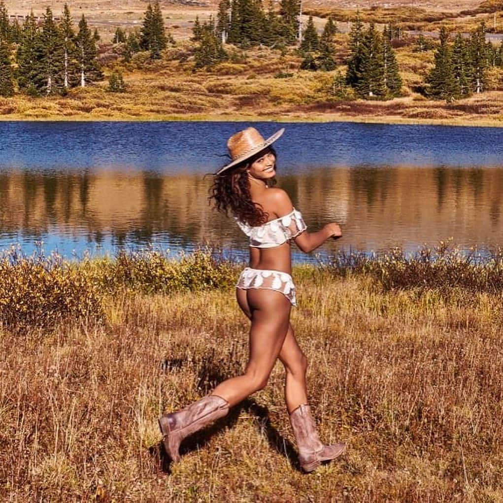 Sports Illustrated Swimsuitさんのインスタグラム写真 - (Sports Illustrated SwimsuitInstagram)「@danielle_herrington_ plus these gorgeous Wyoming views are an unbeatable combo. Where would you go on a dream mountain getaway?」8月26日 3時49分 - si_swimsuit