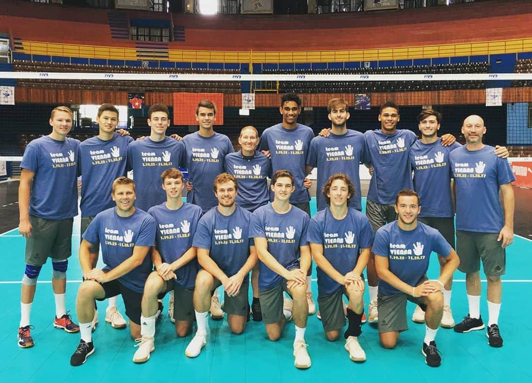 USA Volleyballさんのインスタグラム写真 - (USA VolleyballInstagram)「The 2018 Men's Junior National Team has gone its separate ways, but it lives on in the heart ❤  of Dr. Denise Wunderler after it supported her as she grieved her family's tragedy.  Story 🔗 in our bio」8月26日 3時51分 - usavolleyball