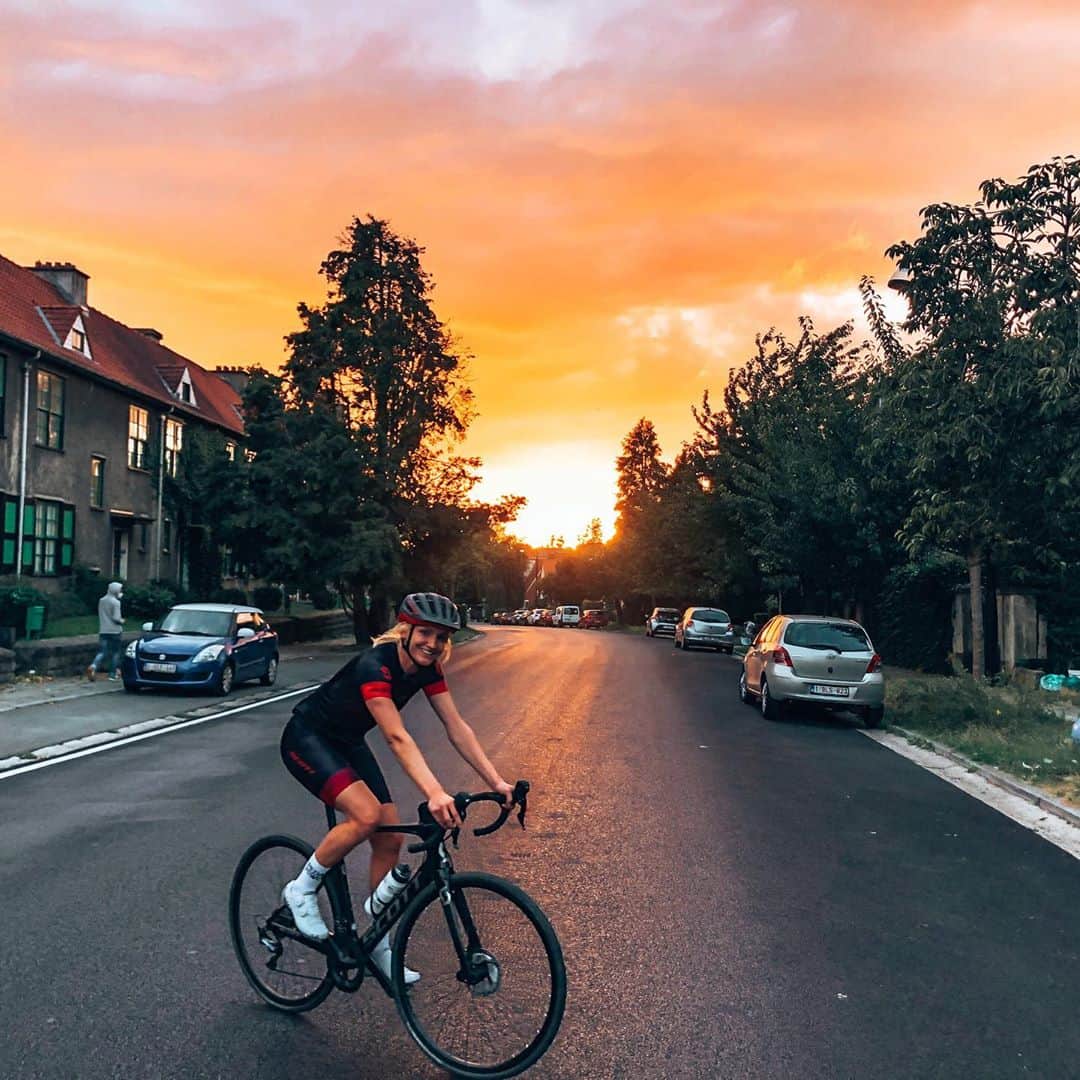 ハンネ・クレスのインスタグラム：「Sunset ride 🌅 🚴🏼‍♀️ My first outdoor ride after surgery (7 weeks post-op) and oh boy I’ve missed this. 😌 Have a good night everyone x   📸 @antonin_beck 👌🏼💫」