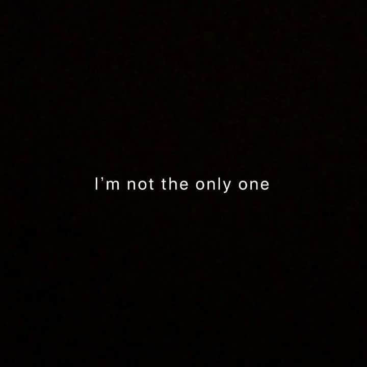 のインスタグラム：「I’m not the only oneって、この曲の歌詞よくわからなかったときは、「私は一人じゃない大丈夫」っていうメッセージなのかと思ってたけど、そうじゃないんだって知ったときはびっくりしました  #1日1カバー #カバー #ギター #弾き語り#洋楽 #imnottheonlyone #samsmith #シンガーソングライター #由薫 #songcover #singing」
