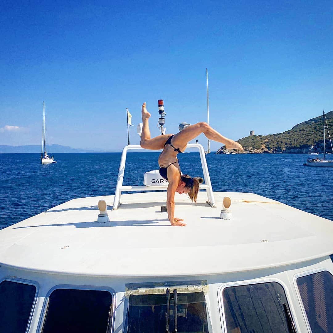 バネッサ・フェラーリのインスタグラム：「Quanto mi mancano le vacanze... Ho già la nostalgia!!!😭 🚤☀️🌊 Voi siete ancora in ferie? 😘  #vanessaferrari #gymnastics #italiateam #fitgirl #fitness #sardinia #boat #summer #vacaciones #holidays」