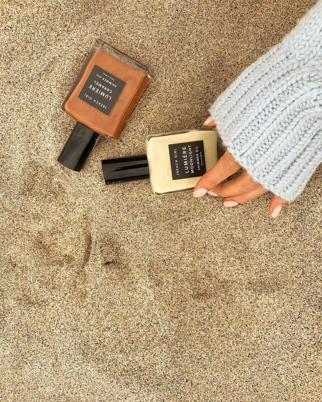 FRENCH GIRLさんのインスタグラム写真 - (FRENCH GIRLInstagram)「Beach like a French Girl — with a glow that shines even if the sun doesn’t ✨  Lumière Shimmer Oils keep your summer glow going long after the last rays of summer sun fade with natural pigments,  mineral oxides, and nourishing essential oils to illuminate your skin’s inner radiance 🌞  Photo by @__twong 🤍」8月26日 4時01分 - frenchgirlorganics
