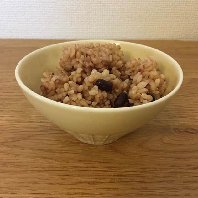 なでしこ健康生活さんのインスタグラム写真 - (なでしこ健康生活Instagram)「Repost from @yukako.i.o   自宅で炊くご飯は酵素玄米です。  楽天で販売している「なでしこ健康生活」で炊飯器を購入しました。  炊飯器でこんなに美味しい酵素玄米が食べられるなんて感動します✨  子供は白米より酵素玄米が好きで幼稚園のお弁当はいつもコレです。  お通じも良くなりますし 腸内の質も上がりました。  特に子供は バナナうん○になり するっと出て浮きます。  炊く時間は約5時間程…  炊いた後は一週間ほど持つと聞きます。時間が経つ方が美味しいですね。  おすすめです😄  #なでしこ健康生活 #酵素玄米炊飯器 #酵素玄米 #健康オタク #ナチュラルな暮らし #身体のなかからキレイに #便秘改善」8月26日 4時02分 - nadeshiko_healthy_life