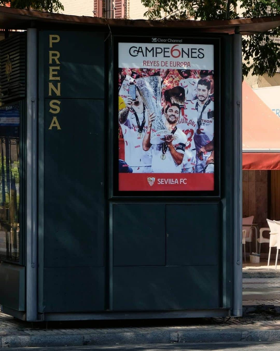 セビージャFCさんのインスタグラム写真 - (セビージャFCInstagram)「▶️ ¡Qué bonita está Sevilla engalanada con nuestro triunfo! 😍  #WeareSevilla #vamosmiSevilla #Campe6nes #SomosVosotros #UEL #europaleague #sevilla」8月26日 4時03分 - sevillafc