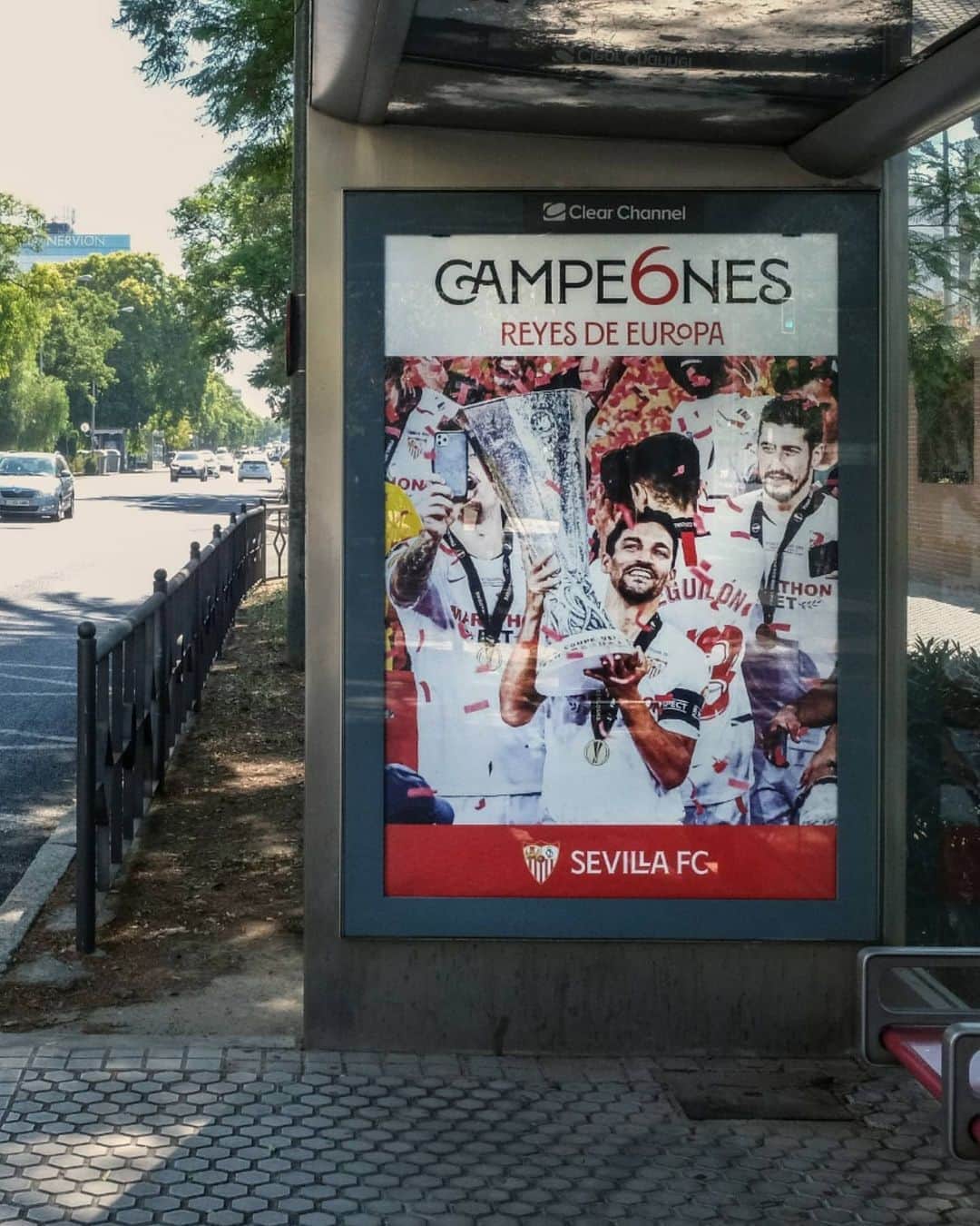セビージャFCさんのインスタグラム写真 - (セビージャFCInstagram)「▶️ ¡Qué bonita está Sevilla engalanada con nuestro triunfo! 😍  #WeareSevilla #vamosmiSevilla #Campe6nes #SomosVosotros #UEL #europaleague #sevilla」8月26日 4時03分 - sevillafc