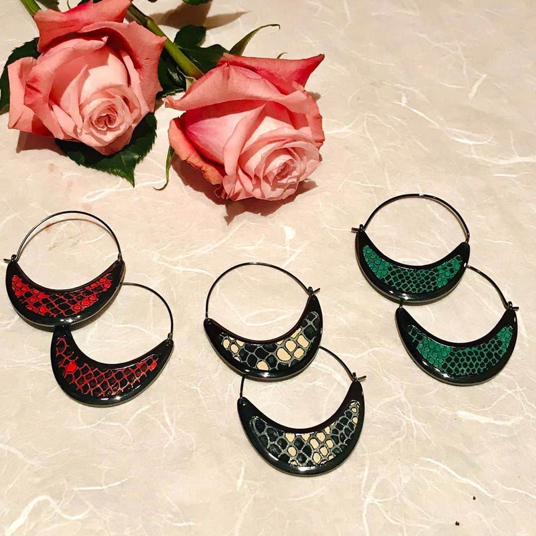 インガクリストファーさんのインスタグラム写真 - (インガクリストファーInstagram)「Not your usual hoop earrings.  These hematite-plated earrings are made of inlaid custom printed leather. #hoopearrings #jewelry #jotd #wearitloveit」8月26日 4時06分 - ingechristopher