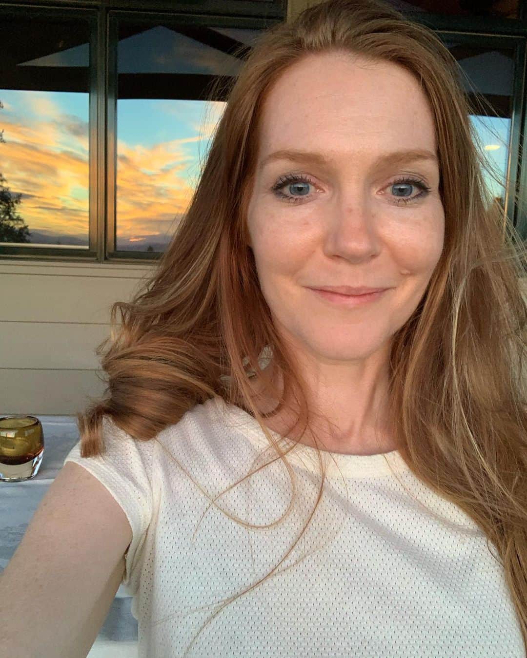 ダービー・スタンチフィールドのインスタグラム：「90 days of UNPLUG from the inter webs. Trees. Family picnics. Sunsets. Himalayan Blackberries. Heirloom tomatoes. Hikes. Dogs. Deer. Quail. Fresh air. Starry nights. Ready to get back to work. 🌲❤️✨🥰」