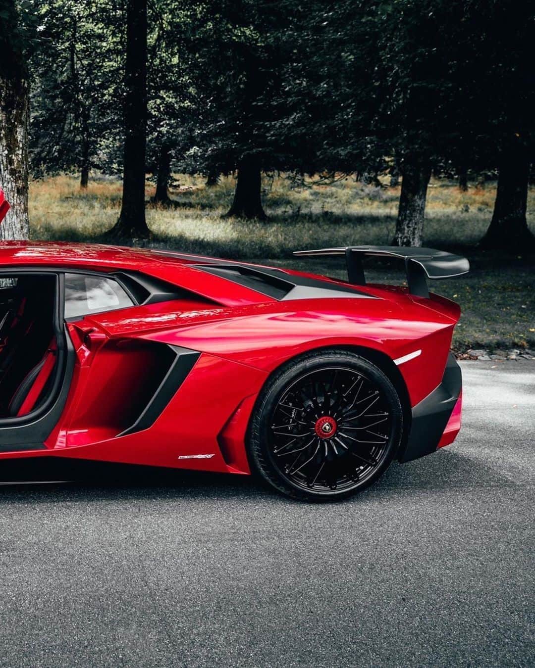 CARLiFESTYLEさんのインスタグラム写真 - (CARLiFESTYLEInstagram)「RED Lamborghini Aventador SV. 💯 Owner @mr.car #carlifestyle」8月26日 4時09分 - carlifestyle