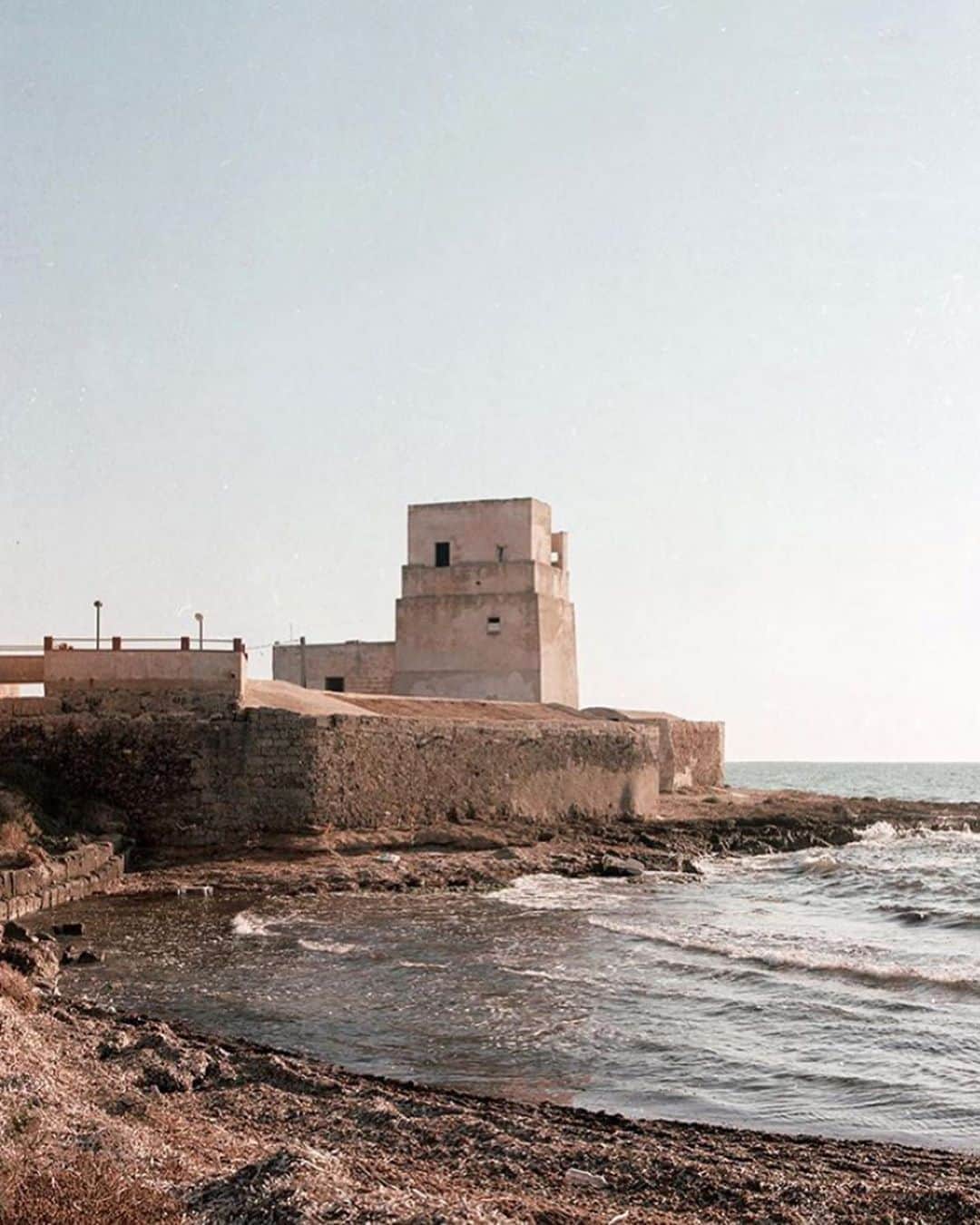グラフ&ランツのインスタグラム：「A terracotta seaside in Sicily, via @matteo__corbellini」