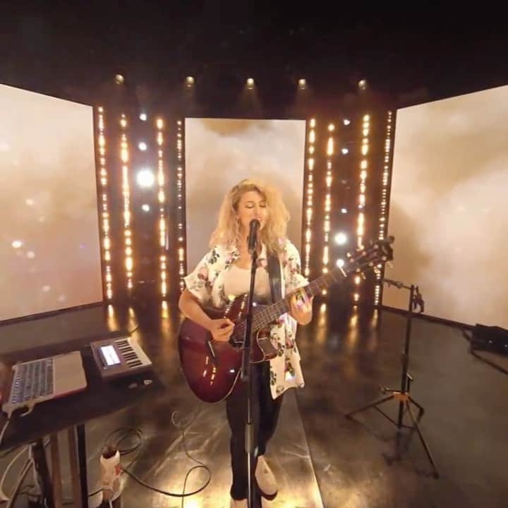 トーライ・ケリーのインスタグラム：「full live performance of #Solitude is now live on my @youtube✨🦋」
