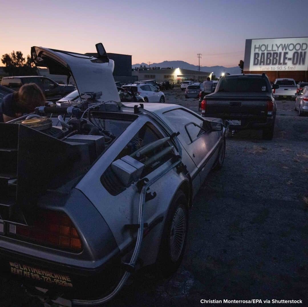 ABC Newsさんのインスタグラム写真 - (ABC NewsInstagram)「GREAT SCOTT: Movie lovers in Los Angeles arrived at this drive-in movie showing in style. #backtothefuture #drivein #movies #delorean」8月26日 4時20分 - abcnews