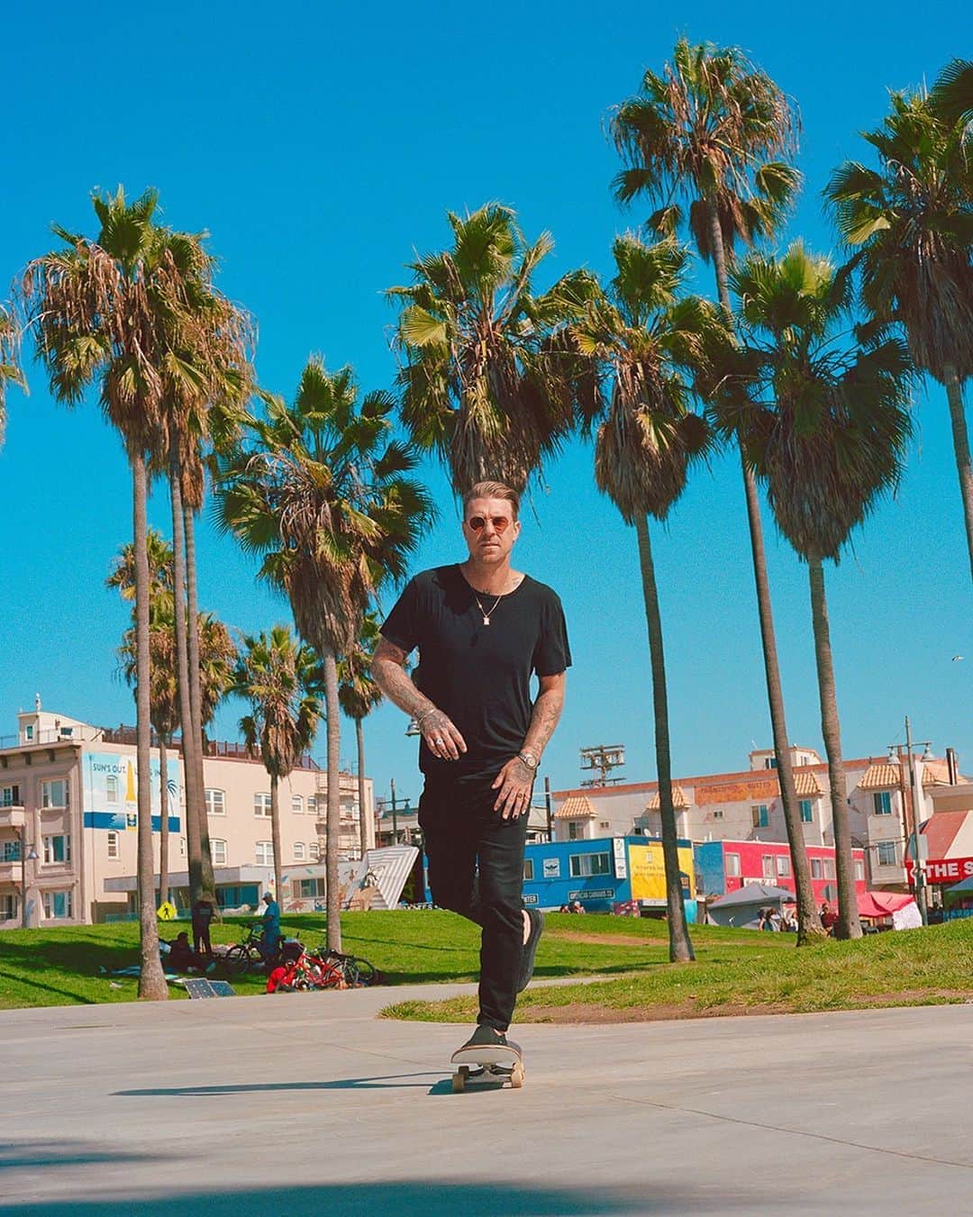 ジーエルシーオーのインスタグラム：「Cruising through the neighborhood. @joshuaspencerphoto wears Robson Sun.」