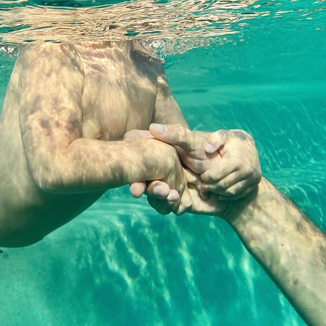 Bethany Hamiltonのインスタグラム：「Remembering to take it one day at a time... And hold on to the one who holds it all💙」