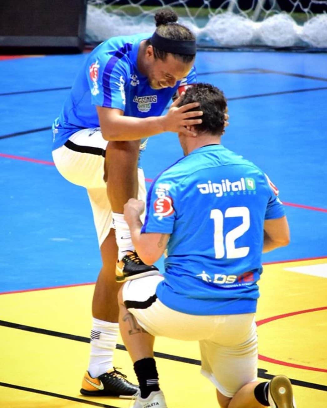 アレッサンドロ・ローザ・ヴィエイラのインスタグラム：「Como brasileiro, fã da sua arte e da sua pessoa, não poderia deixar de estar feliz por você @ronaldinho - Te esperamos 🇧🇷」