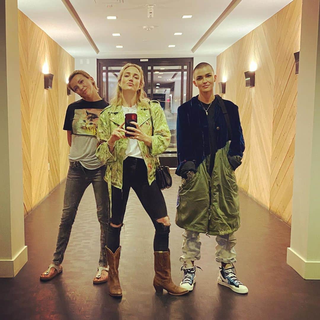 のインスタグラム：「What’s better than one Caity... A @katiecassidy and a @caitylotz!! Someone needs to put us in a film together!  #dreamteam 💕🔥💕」