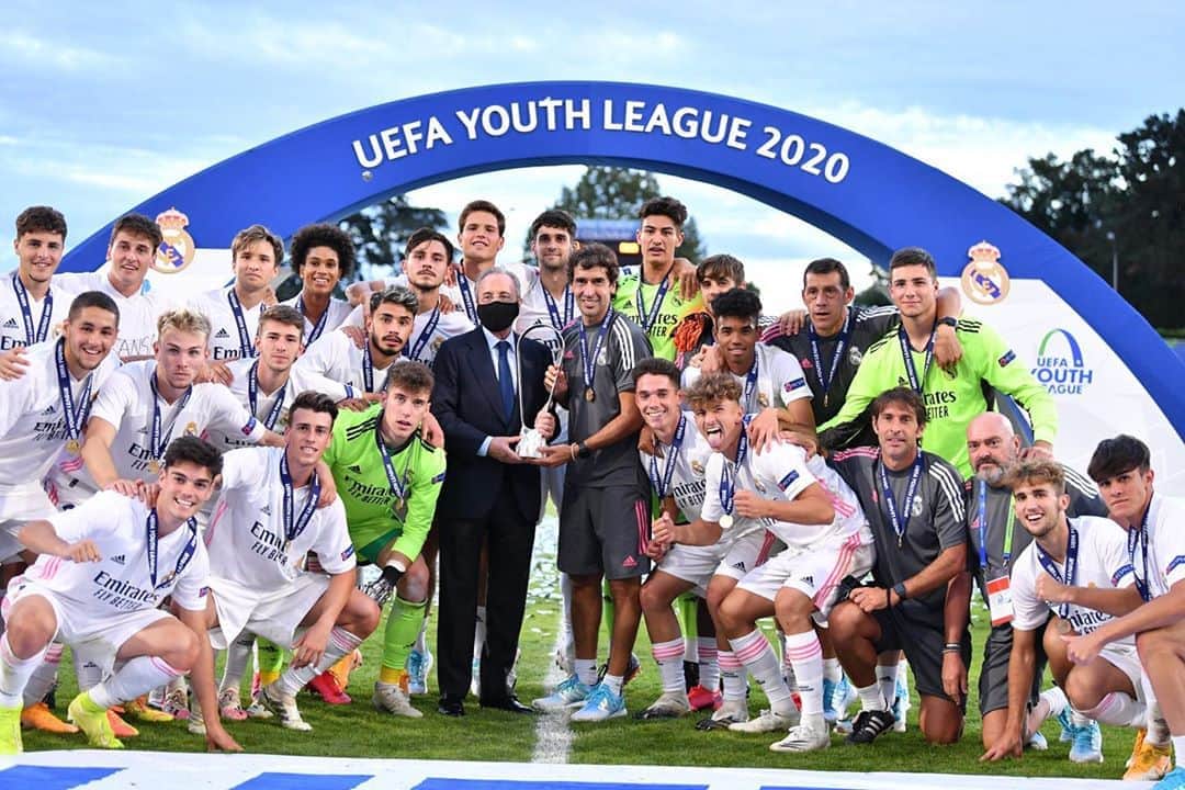 レアル・マドリードさんのインスタグラム写真 - (レアル・マドリードInstagram)「📸 CAMPEONES ⚽️ @RealMadridAcademy 🏆 UEFA Youth League 2020 #HalaMadrid」8月26日 4時44分 - realmadrid