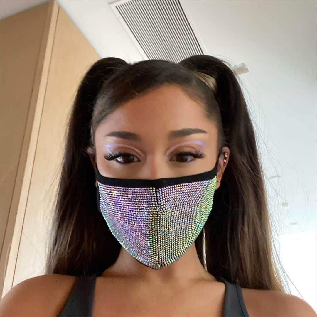 のインスタグラム：「Make like @arianagrande and match your eye makeup to your mask. Tap the link in our bio for more beauty details. #regram @arianagrande」