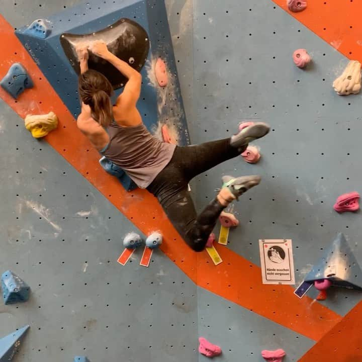 ジュリアン・ワームのインスタグラム：「Sometimes this whole bouldering thing is just so much fun 😍  .  Video by @_alexwurm   .   @mammut_swiss1862  @madrockclimbing」