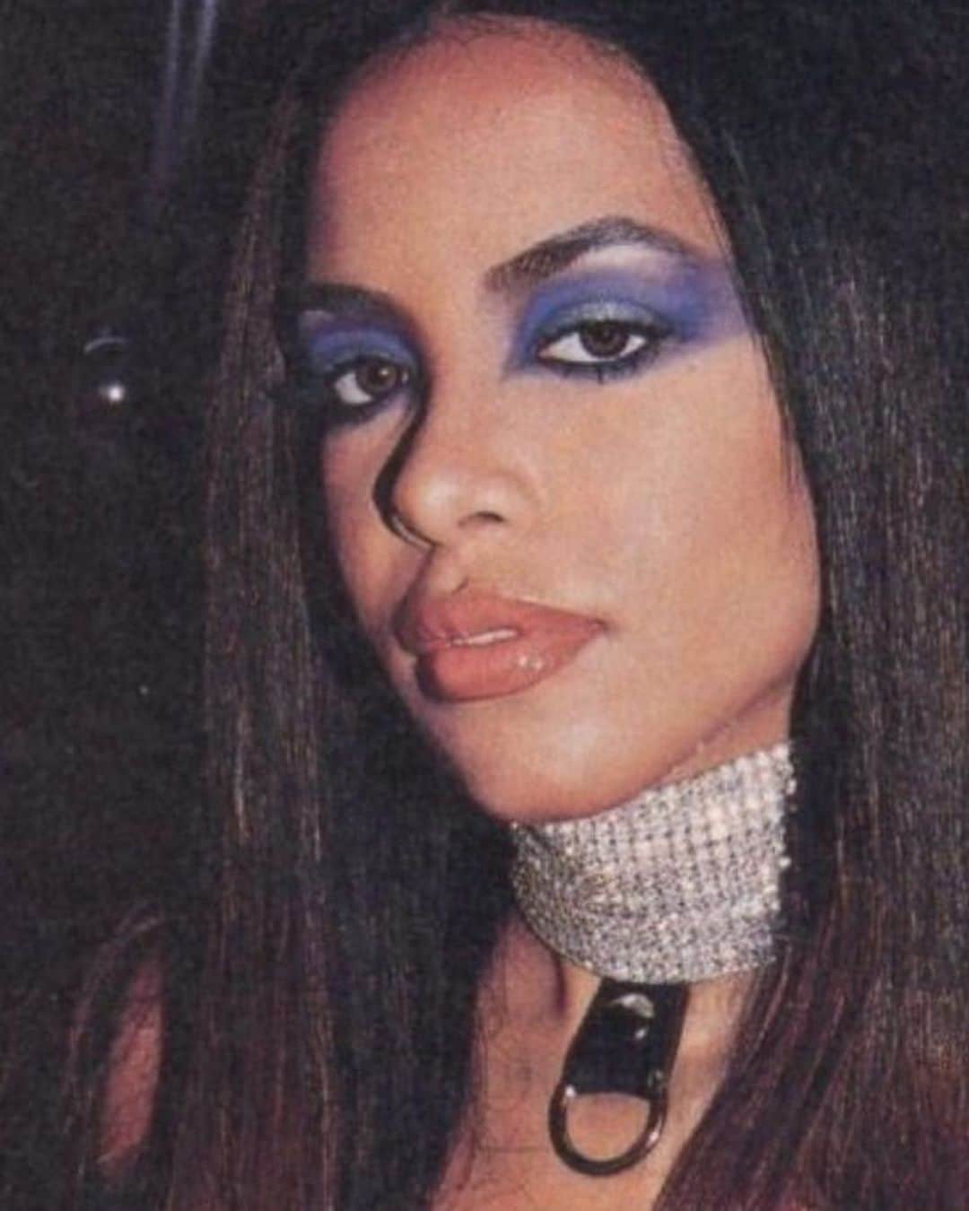 Alfredo Floresさんのインスタグラム写真 - (Alfredo FloresInstagram)「19 years ago 9 incredibly talented souls lost their lives. A team, a family. This resonates all too well. Sending love to all their relatives and loved ones. These photos of Aaliyah are my inspo this week 📸🖤」8月26日 4時47分 - alfredoflores