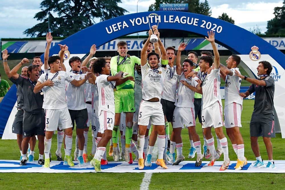 ラウル・ゴンサレスのインスタグラム：「Campeones de la UEFA Youth League 2020!!! Orgulloso de formar parte de este equipo. Gracias al cuerpo técnico y jugadores por vuestro esfuerzo y sacrificio.  Objetivo cumplido!!!🏆🥇💪🏻😃」