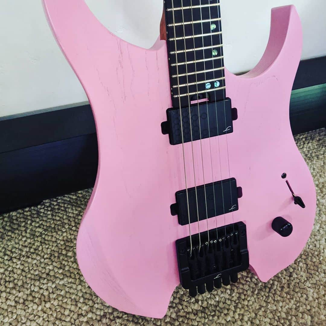 ハーマン・リさんのインスタグラム写真 - (ハーマン・リInstagram)「@LegatorGuitars Giveaway info! 🔥🎸🔥 To celebrate 100k followers on @twitch, @HermanLi will be giving away a Legator Ghost G6P headless guitar this Friday! Guitar will be given away live on Herman Li’s twitch stream Friday August 28th. Stream starts 1pm PT / 4pm ET / 9pm UK 🤘😁🤘 Here’s how to win: -	Follow @HermanLi and @LegatorGuitars on twitch -	Tune in live to Herman’s stream on August 28th - 1pm PT / 4pm ET / 9pm UK -	Winner will be selected by random bot from live viewers 😱 Rules: Must be following HermanLi and LegatorGuitars on twitch and watching livestream to be eligible. Winner must confirm receipt within 2 minutes or new winner will be selected. Prize ships to US, Canada and EU mailing addresses only. No purchase necessary. Void where prohibited.  #hermanli #dragonforce #guitargiveaway #legatorguitars #twitch #livestream」8月26日 4時54分 - hermanli