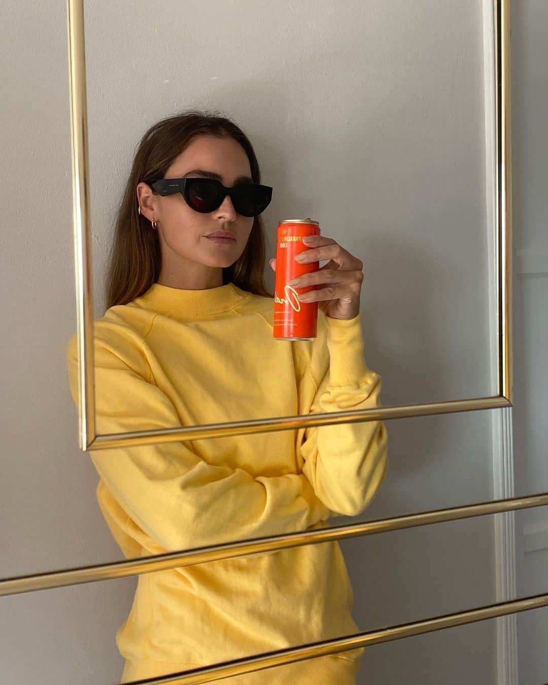 Kirsty Godsoのインスタグラム：「PYRO TINGS TOMORROW 💛Proudly brought to you by @drinkonda and available on skyting.com all day 🤩 Join me and my favs @krissy_jones @chloe_kernaghan for a very necessary stretch and sweat! Swipe for a pre and post @drinkonda mood 🤣⚡️✨ use code TEQUILATINGS for free shipping #pyrotings #drinkonda」