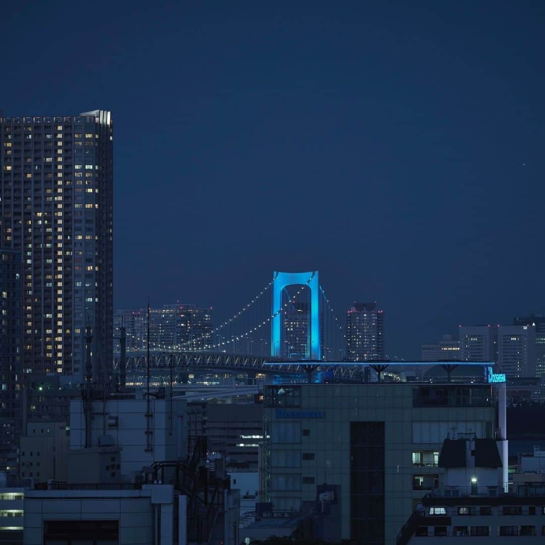 Meiji Gakuin/明治学院大学/明学さんのインスタグラム写真 - (Meiji Gakuin/明治学院大学/明学Instagram)「キャンパスから見える #夜景 シリーズ🌃 ㅤㅤㅤㅤㅤㅤㅤㅤㅤㅤㅤㅤㅤㅤㅤㅤㅤㅤㅤㅤㅤㅤㅤㅤㅤㅤ 白金キャンパスから見える レインボーブリッジ✨ ㅤㅤㅤㅤㅤㅤㅤㅤㅤㅤㅤㅤㅤㅤㅤㅤㅤㅤㅤㅤㅤㅤㅤㅤㅤㅤ 今日は #レインボーブリッジの日 。 ㅤㅤㅤㅤㅤㅤㅤㅤㅤㅤㅤㅤㅤㅤㅤㅤㅤㅤㅤㅤㅤㅤㅤㅤㅤ 東京タワーやスカイツリーに並んで 東京の代表的なシンボルです🌈 ㅤㅤㅤㅤㅤㅤㅤㅤㅤㅤㅤㅤㅤ 今年は、このレインボーブリッジが さまざまな色にライトアップされています。 ㅤㅤㅤㅤㅤㅤㅤㅤㅤㅤㅤㅤㅤ 大変なことも多い日々ですが、 心穏やかに、この夜景を見る日が来ることを信じて… ㅤㅤㅤㅤㅤㅤㅤㅤㅤㅤㅤㅤㅤ みんなで助け合って 乗り切りたいですね😌 ㅤㅤㅤㅤㅤㅤㅤㅤㅤㅤㅤㅤㅤ 今日も一日、お疲れさまでした☕️ ㅤㅤㅤㅤㅤㅤㅤㅤㅤㅤㅤㅤㅤㅤㅤㅤㅤㅤㅤㅤㅤㅤㅤㅤ #明治学院大学 #白金キャンパス #本館 #明学 #明治学院 #大学 #授業 #レインボーブリッジ  #夜景 #東京カメラ部  #MeijiGakuinUniversity #MeijiGakuin #university #photography #photographer」8月26日 16時00分 - mguniv