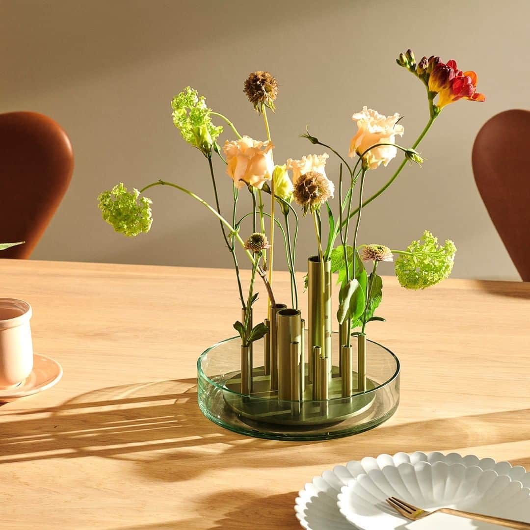 フリッツハンセンさんのインスタグラム写真 - (フリッツハンセンInstagram)「The Ikeru vase by Jaime Hayon is an invitation to appreciate nature or to create an beautiful arrangement to share with others  Explore more via link in bio  #fritzhansen #jaimehayon #ikeru #accessoriesbyfritzhansen #tabledecor  #프리츠한센  #フリッツハンセン」8月26日 16時00分 - fritzhansen