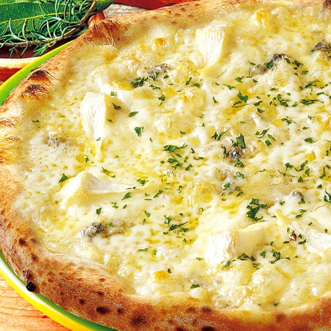 宅配ピザ「ナポリの窯」さんのインスタグラム写真 - (宅配ピザ「ナポリの窯」Instagram)「本日の一品😆  6種類のチーズのピッツァ🧀🍕 カマンベール、ゴルゴンゾーラ、ゴーダ、ステッペン、サムソー、モントレージャックの6種😋 チーズ好きの方にお薦め🎵  @napolinokama ・ #ナポリの窯 #宅配ピザ #pizza #ピザ #テイクアウト #宅飲み #家飲み #おうちごはん #おいしいやつ #出前 #ピザ好き #ピザ好きな人と繋がりたい #大田原グルメ #那須塩原グルメ #那須グルメ #西那須野グルメ #那須塩原ピザ #与野グルメ #浦和グルメ #北浦和グルメ #西川口グルメ #蕨グルメ #川口グル #コロナに負けるな #🍕」8月26日 16時00分 - napolinokama