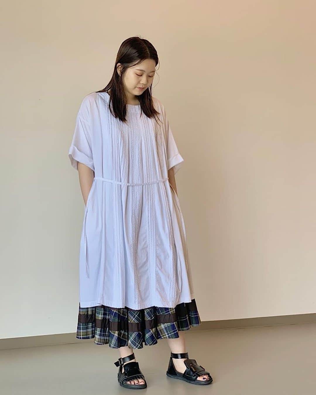ネ・ネットのインスタグラム：「本日も新作より、ショップスタッフのおすすめコーディネートをご紹介いたします。﻿ ﻿ 爽やかなホワイトのワンピースにマドラスチェックのスカートをレイヤードしたスタイル。テクニックがふんだんに盛り込まれたワンピースはブラウスのようなきちんと感がありますが、後ろ身頃は肌なじみのよい柔らかいカットソー素材で、着心地にもこだわったアイテムです。﻿ ﻿ #ネネット #nenet #新作 #new #autumn #winter #2020 #collection #coordinate #tokyo #japan」