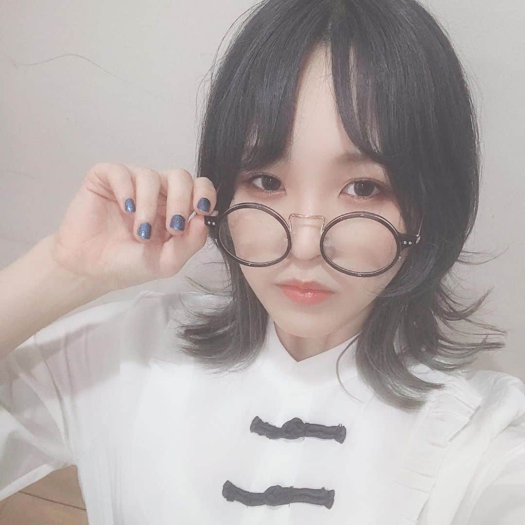 三田麻央のインスタグラム：「白チャイナで差し色ブルー💙」