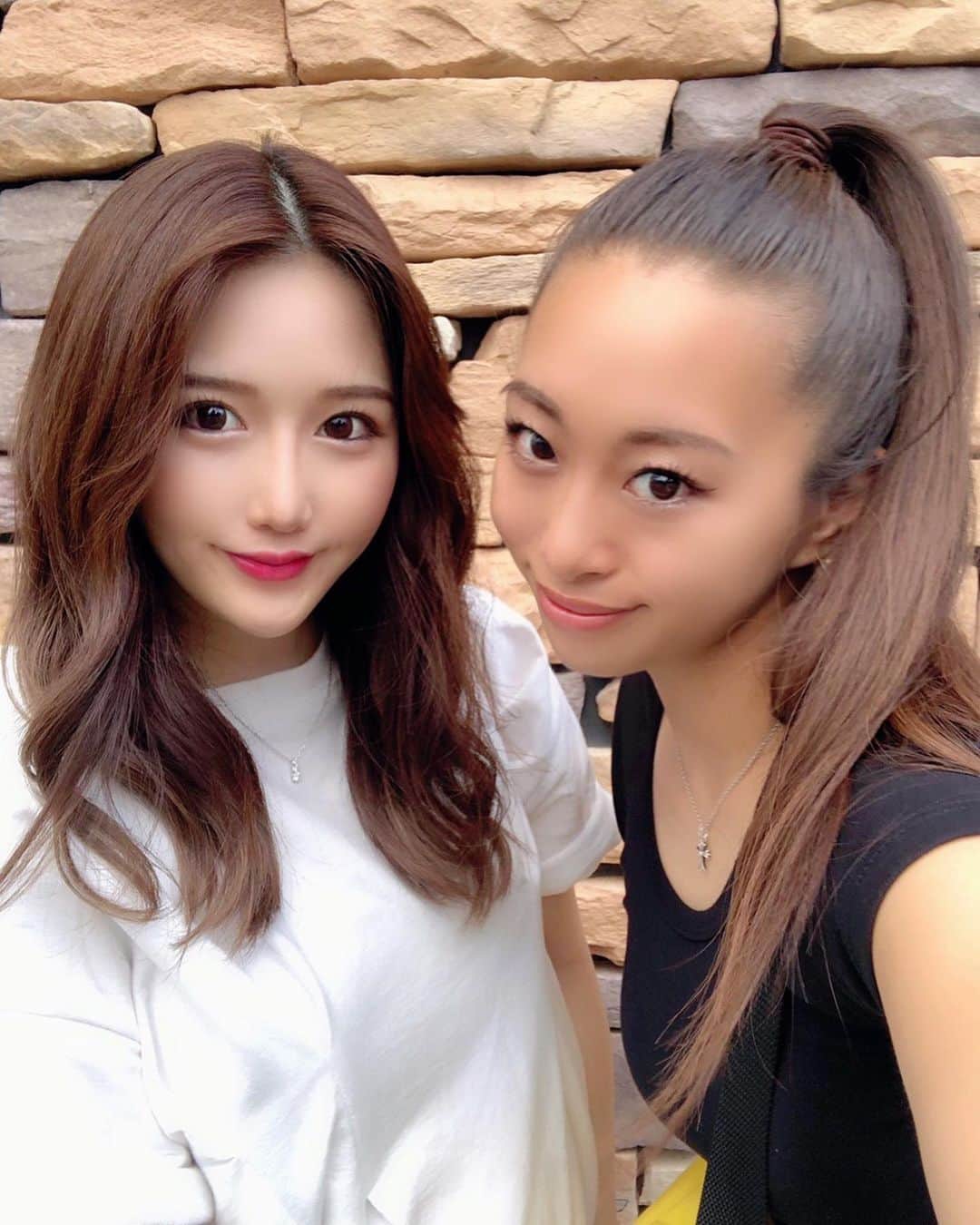 鷲巣綾乃のインスタグラム：「. . . 出会って10年。高校3年間ずっと同じクラスで バカするときはいつも一緒だったれいな💜 結婚おめでとう！そして出産がんばれ！ . . .」