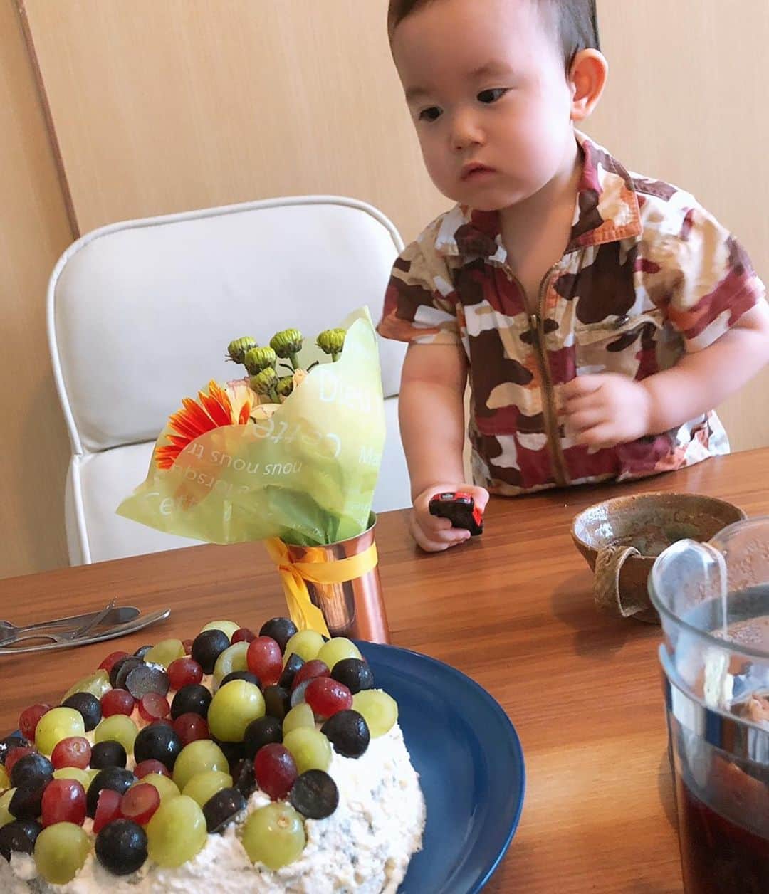前田文香さんのインスタグラム写真 - (前田文香Instagram)「次女の息子が  あっという間に2歳になってしまいました。  ついこの間　生まれたはずなのに汗💦  成長が早すぎる。。もうちょっとゆっくり💦💦  大好きすぎるぶどうのケーキと❤️🎂」8月26日 14時31分 - fumika.maeda